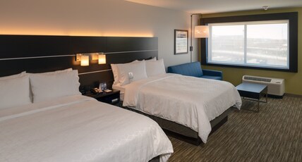 Holiday Inn Express & Suites Tulsa Downtown Room Type - 2 Qn Suite Hearing Access Roll Shwr