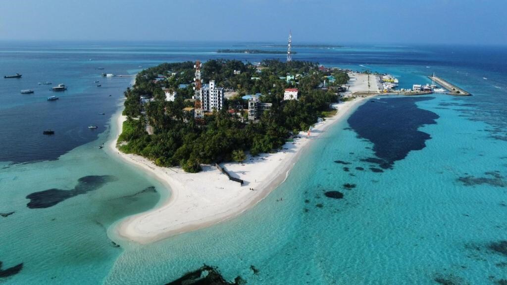 Manta Dhangethi - Tap to explore photos