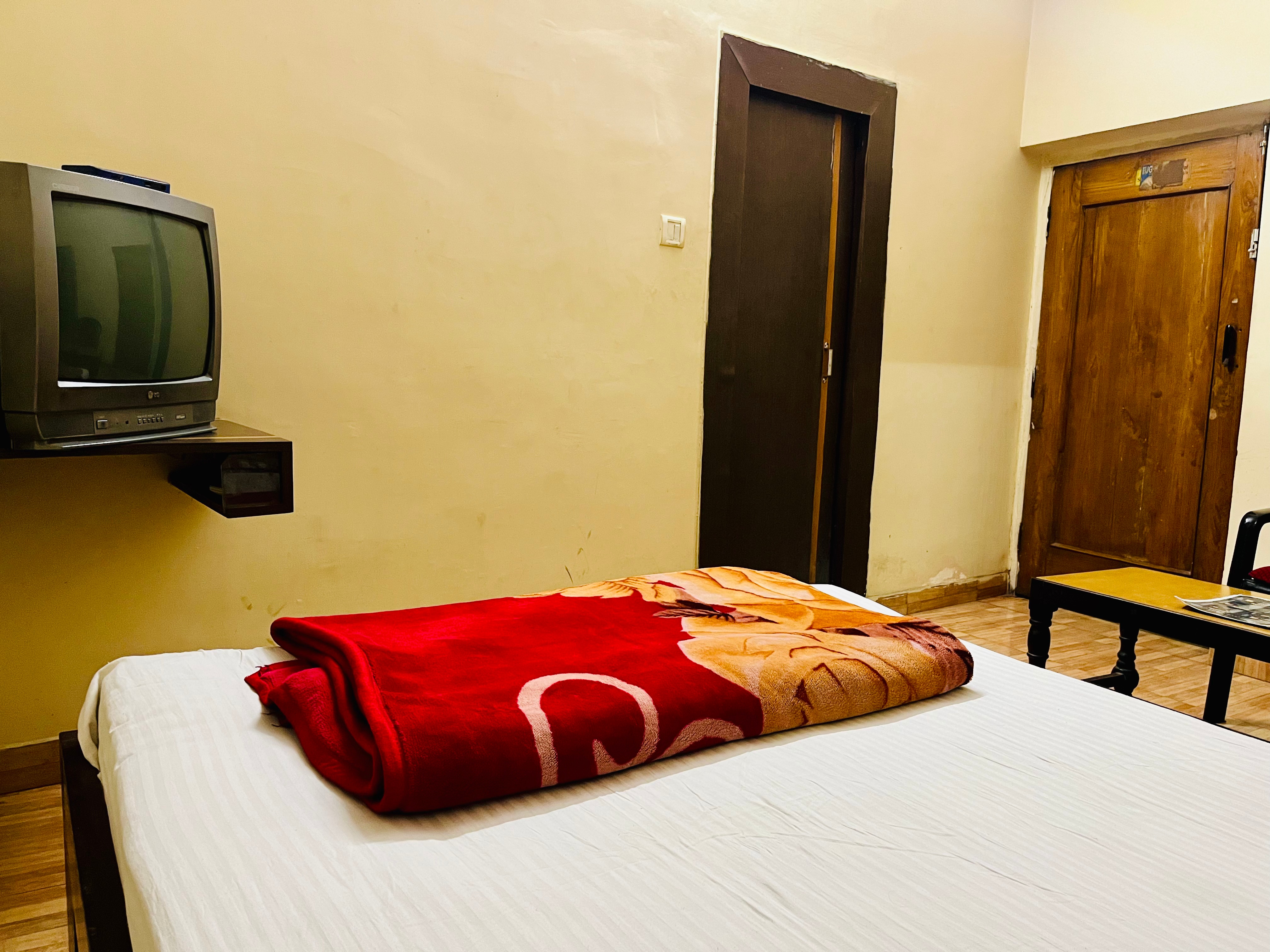 Hotel Solan - Tap to explore photos