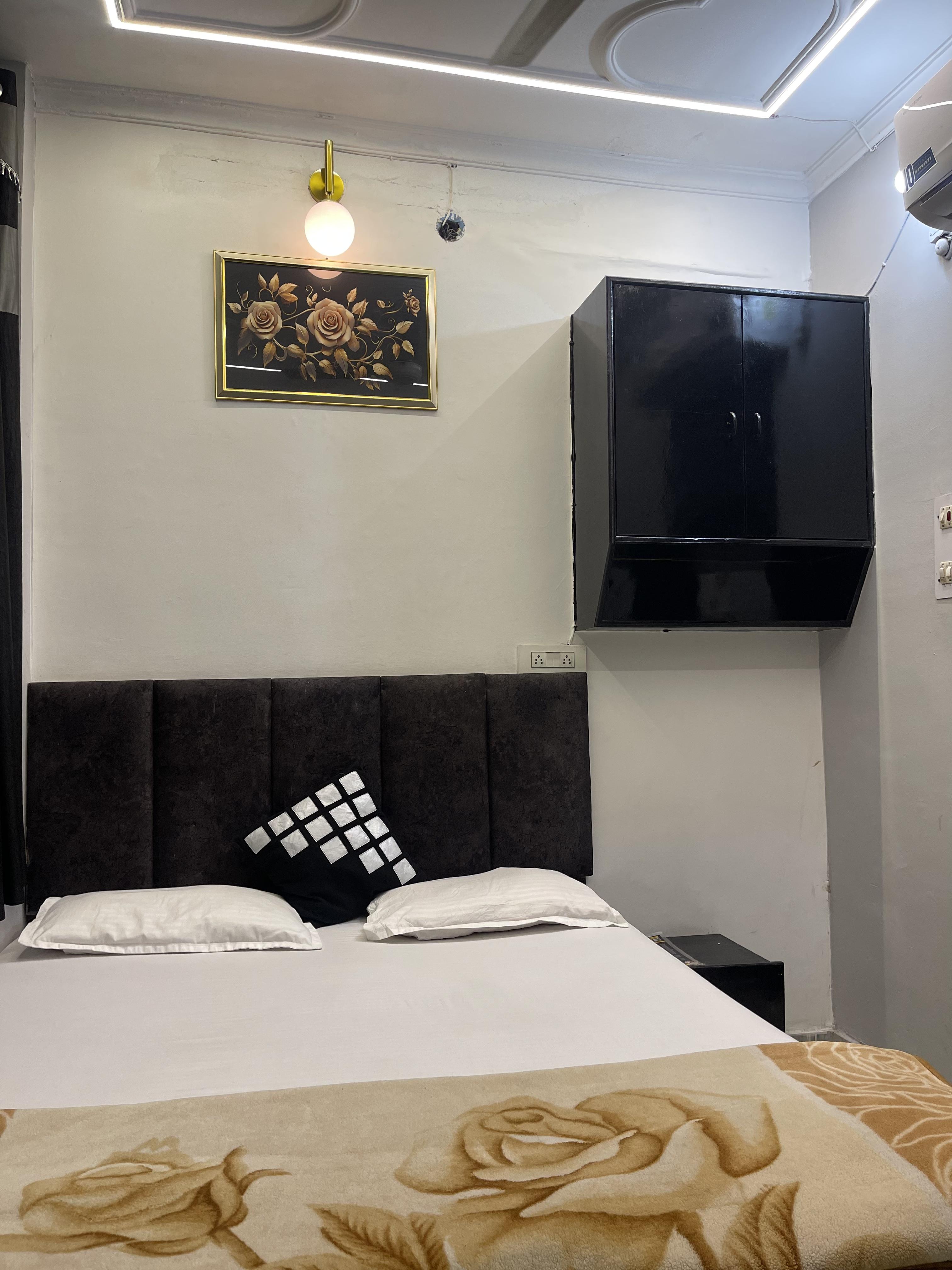 Hotel Gumber - Tap to explore photos