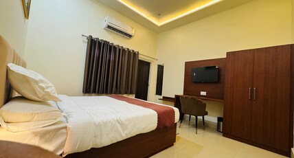 Shree Gangesh Inn Room Type - Deluxe Room