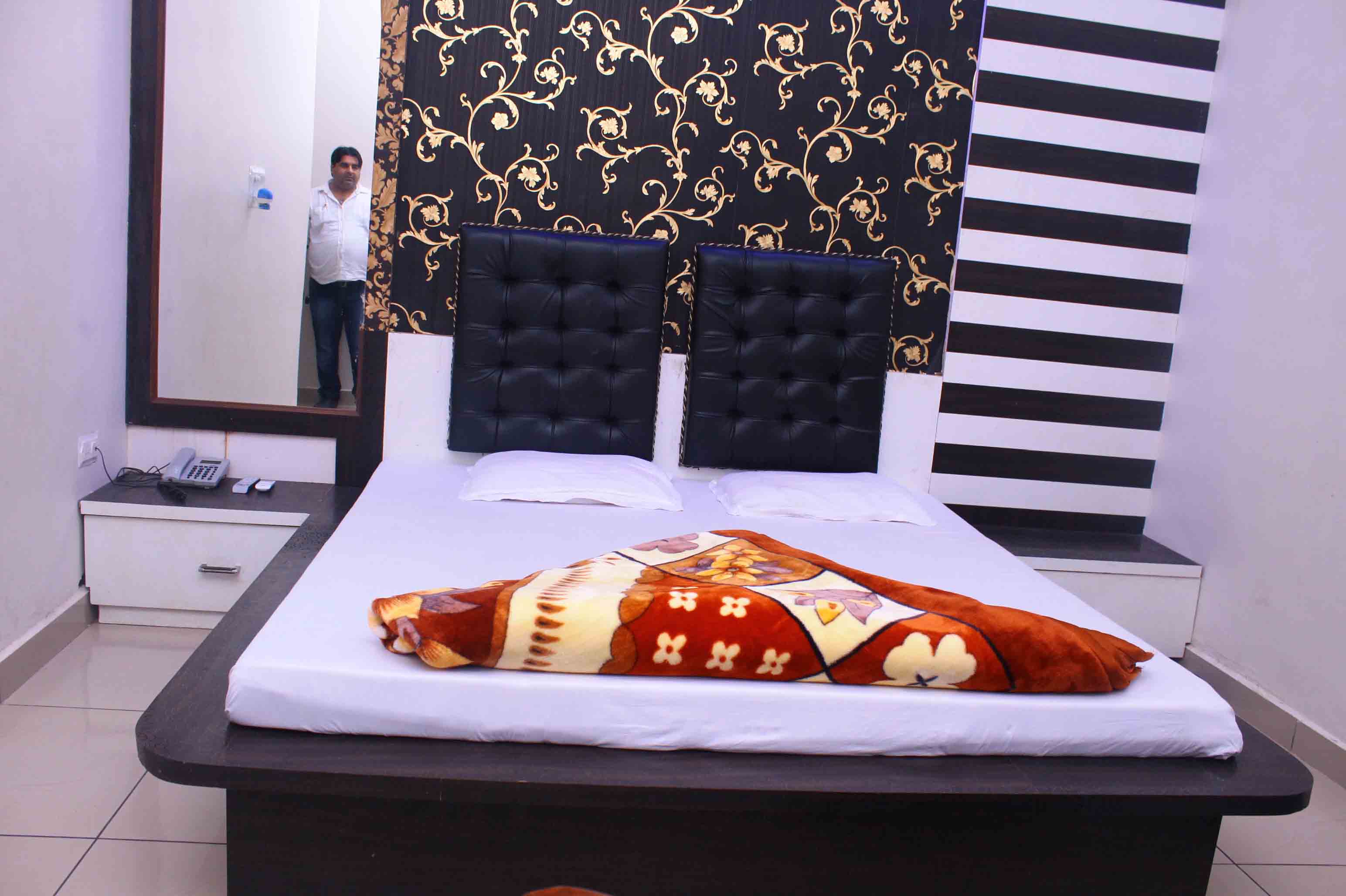 Hotel Lee Merydein - Tap to explore photos