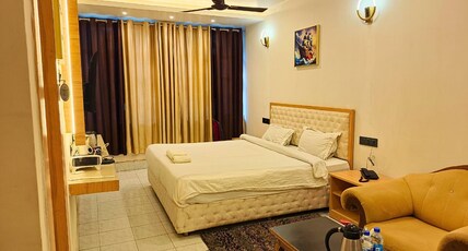 Swarg Hotel Room Type - Deluxe Room