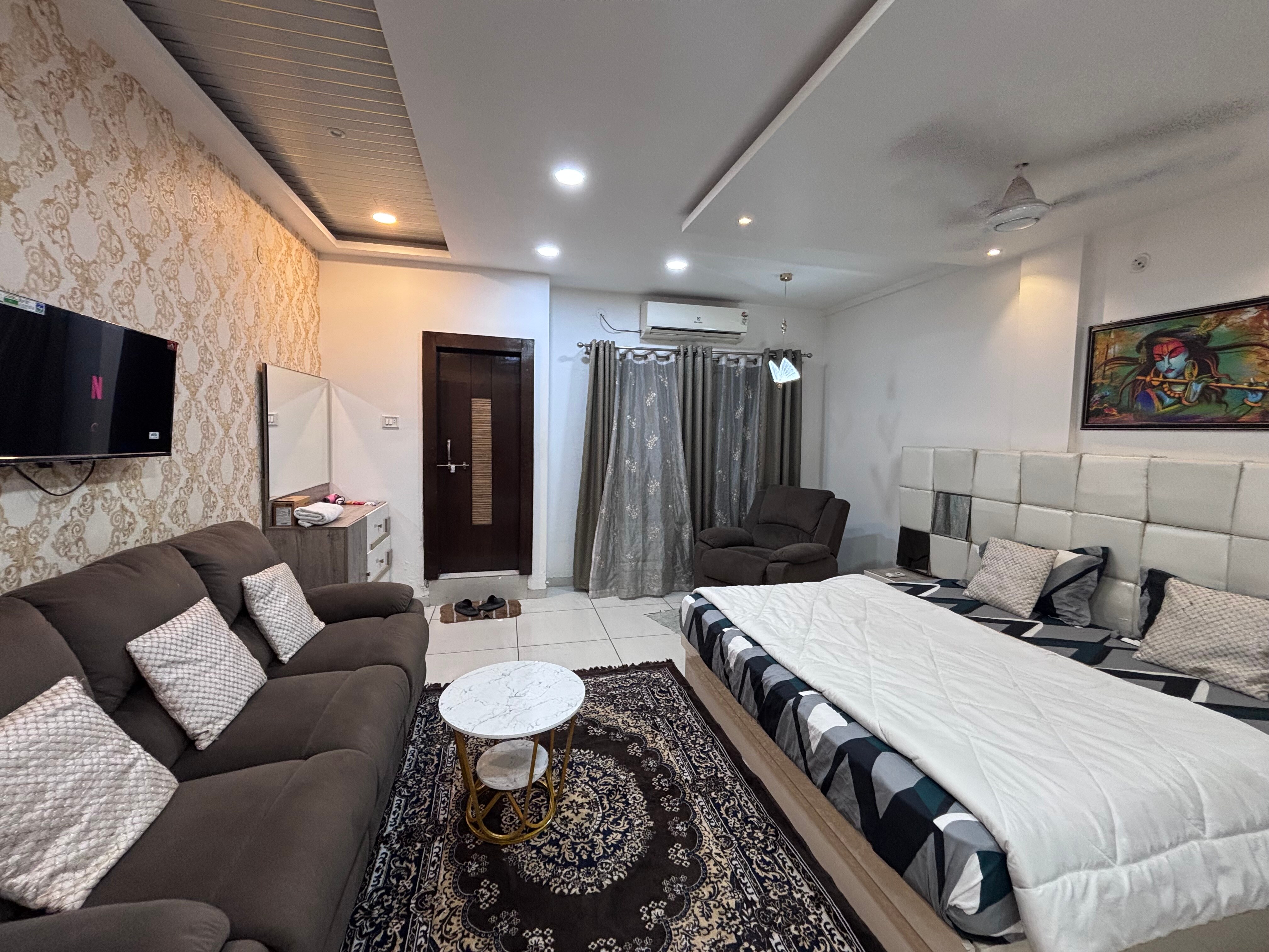 Spacious Luxury RK | Fully Equipped Cozy - Tap to explore photos