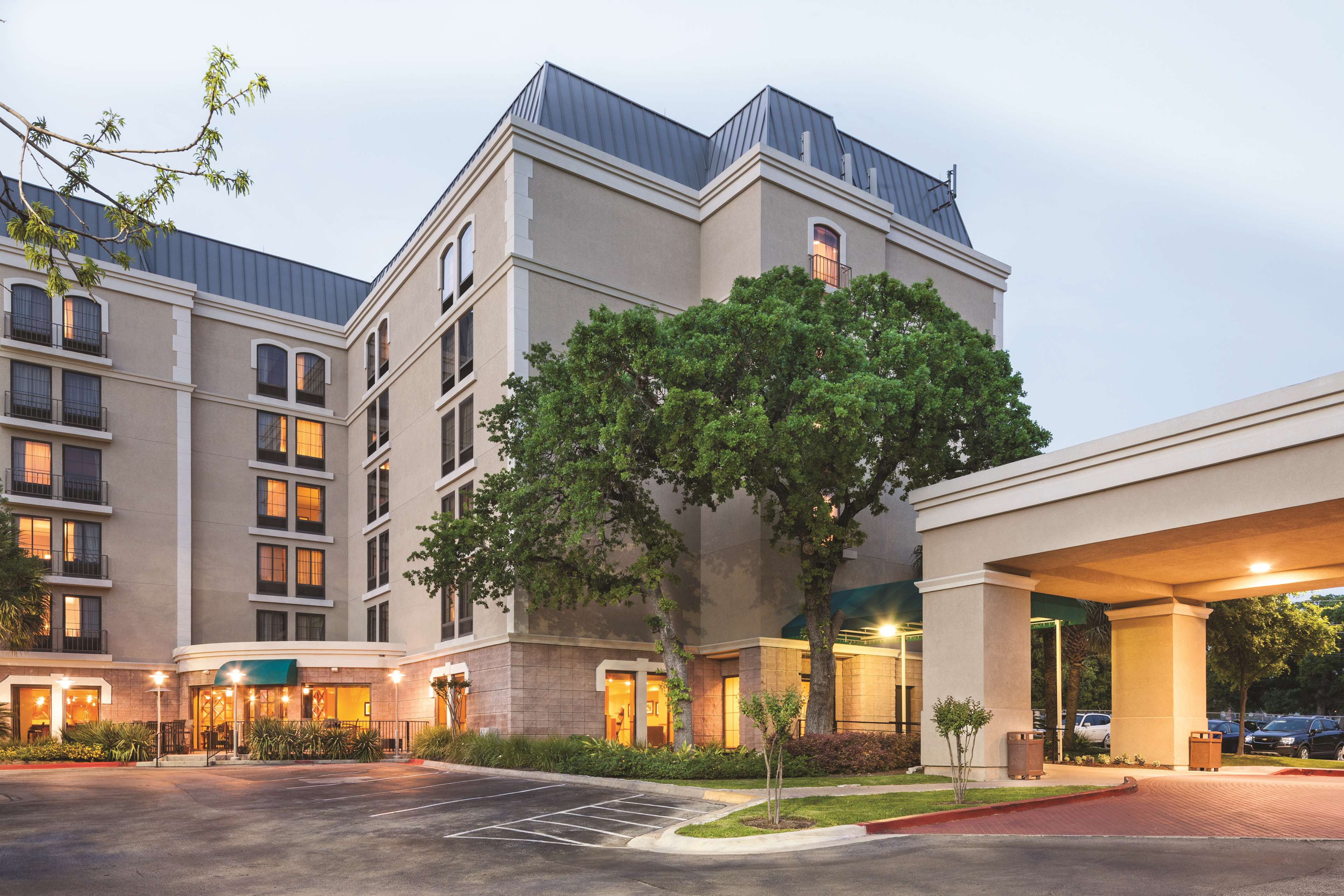DoubleTree by Hilton Austin - University Area - Tap to explore photos