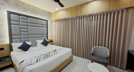White Panda Hotels SHREE RADHE DWARKA Room Type - Deluxe Room with Ensuite Bathroom White Panda Hotels SHREE RADHE DWARKA Room Type - Deluxe Room with Ensuite Bathroom