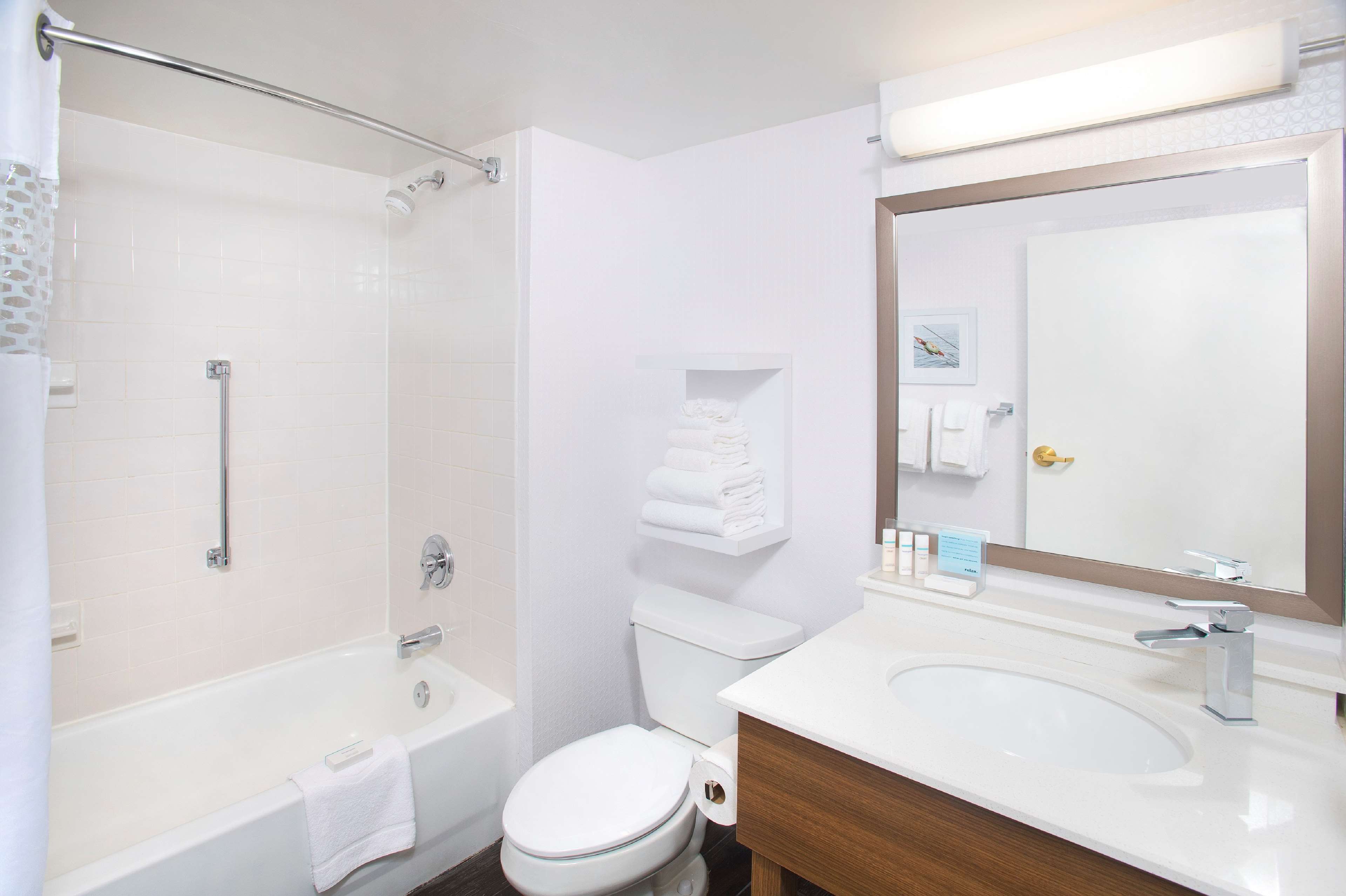 Hampton Inn & Suites Annapolis - Tap to explore photos