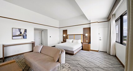Hilton College Station & Conference Center Room Type - PARLOR WITH SOFABED
