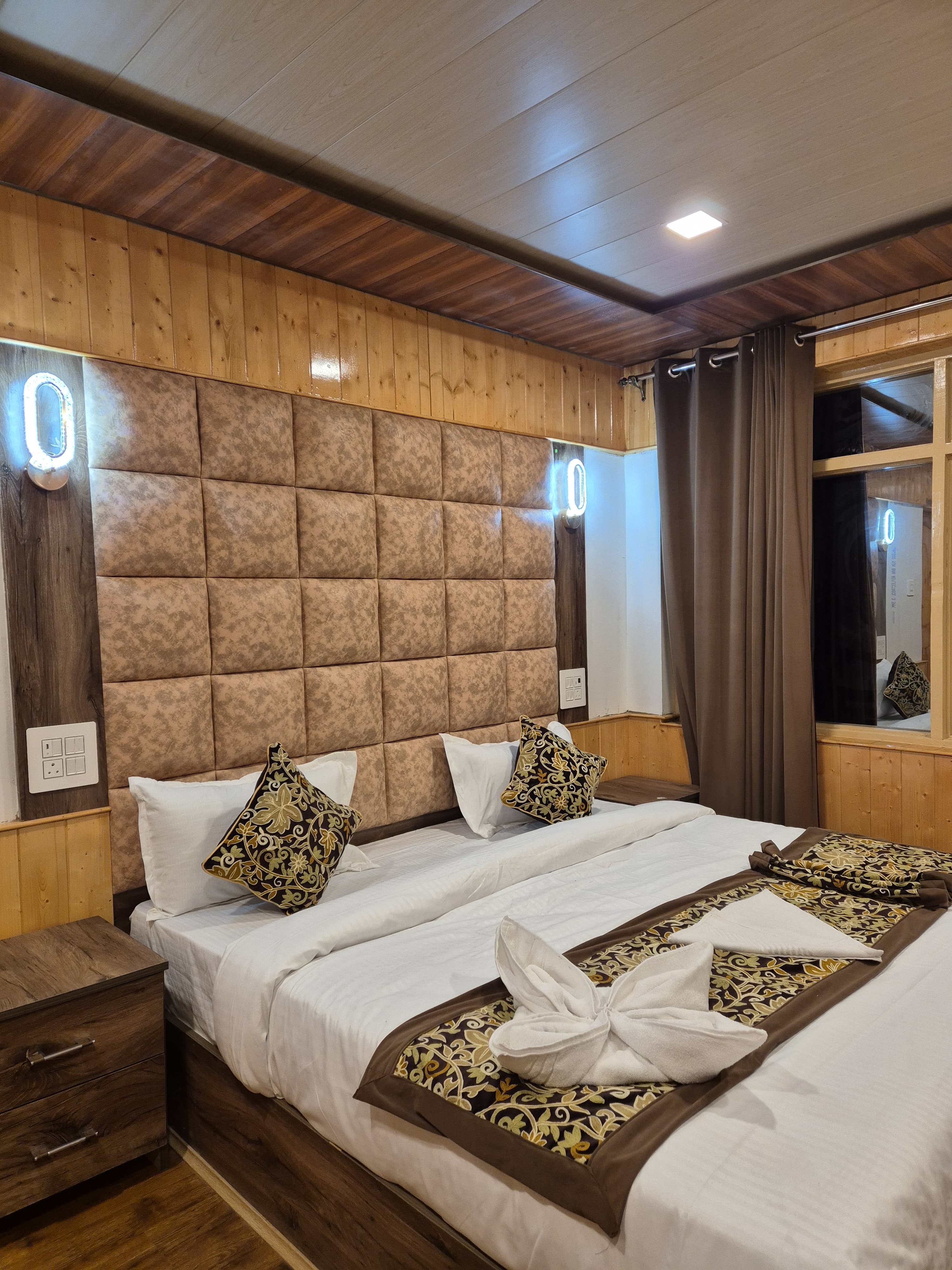 Hotel Silver Sleek - Tap to explore photos