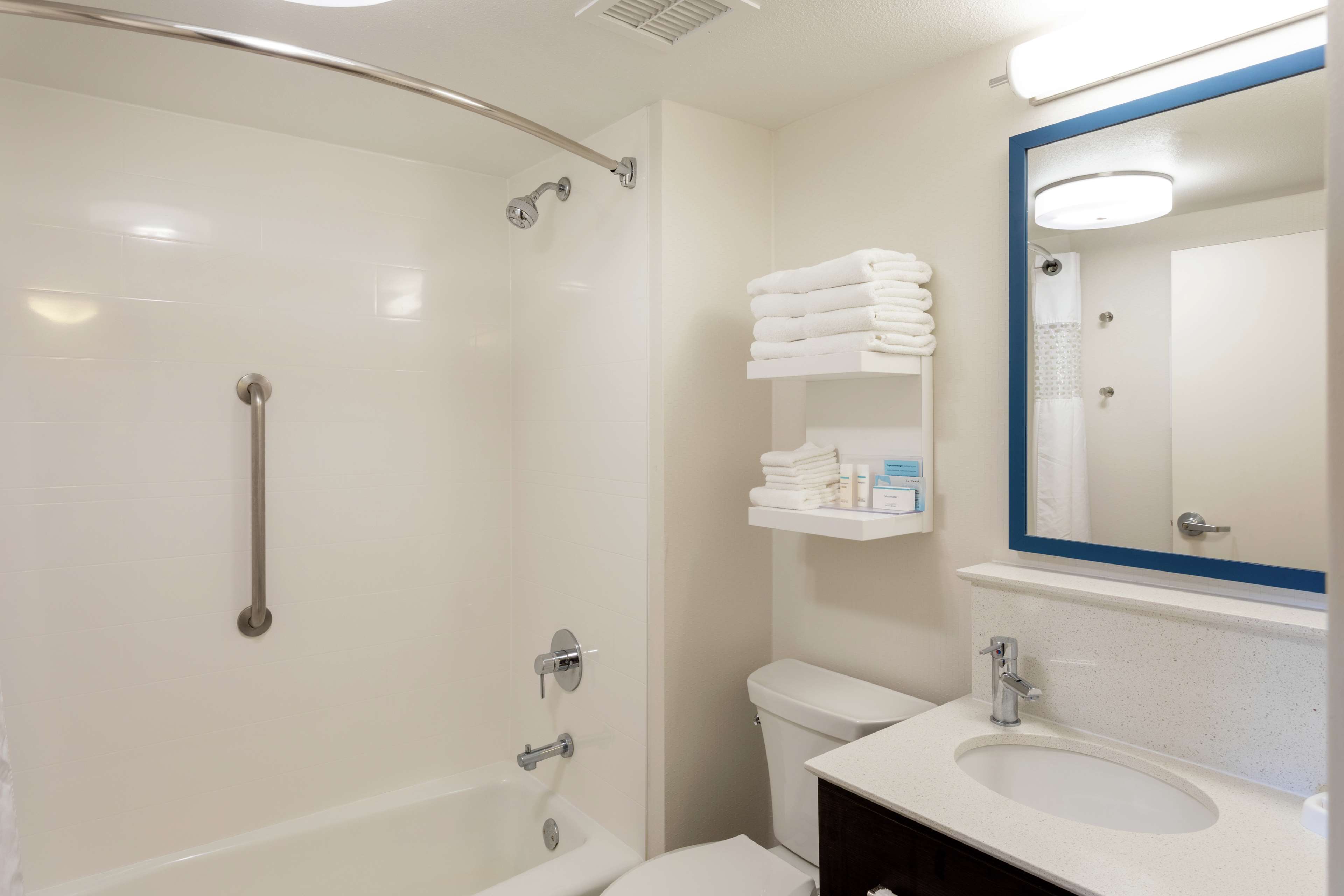 Hampton Inn by Hilton Minneapolis/Eagan - Tap to explore photos