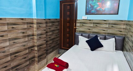 Hotel Raj Room Type - Queen Double with En-suite bathroom (NON-AC)
