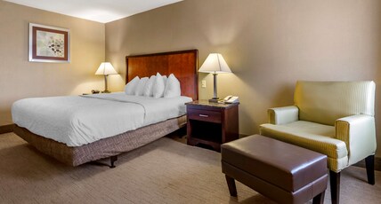 Best Western Plus Inn at Hunt Ridge Room Type - 1 King Bed, Non-Smoking, Balcony, Microwave And Refrigerator, High Speed Internet Access, Coffee Mak Best Western Plus Inn at Hunt Ridge Room Type - 1 King Bed, Non-Smoking, Balcony, Microwave And Refrigerator, High Speed Internet Access, Coffee Mak
