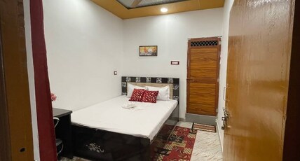 Govind atithi gerh Room Type - Deluxe room