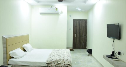 Hotel Shivangi Palace Room Type - Deluxe Room