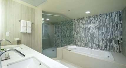 DoubleTree by Hilton Hotel Binghamton Room Type - 1 KING SUITE W SOAKING TUB