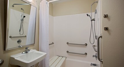 Candlewood Suites INDIANAPOLIS NORTHWEST Room Type - 2 Queen 1 Bedroom Suite Comm Access Tub