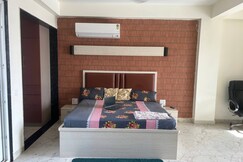 Spacious 5th Floor Studio with 85 Home Theater
