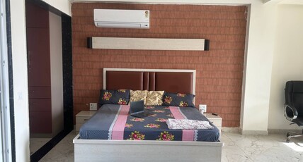 Spacious 5th Floor Studio with 85 Home Theater Room Type - Bedroom 1