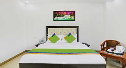 Hotel Royal Empirre Near PEC-PGI-PU Chandigarh Room Type - Deluxe Room with|without City View Hotel Royal Empirre Near PEC-PGI-PU Chandigarh Room Type - Deluxe Room with|without City View