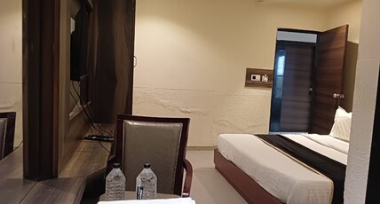 Hotel Shrimad Ahmedabad Room Type - Deluxe Room