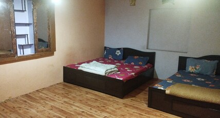 Kashmir himalayan hawks homestay Room Type - Doormatery room3