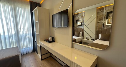 Fourpoints Airport Hotel Room Type - Deluxe Quardaple Room