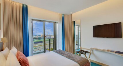 Holiday Inn Bengaluru Racecourse Room Type - 1 QUEEN BED BALCONY TURF VIEW NONSMOKING
