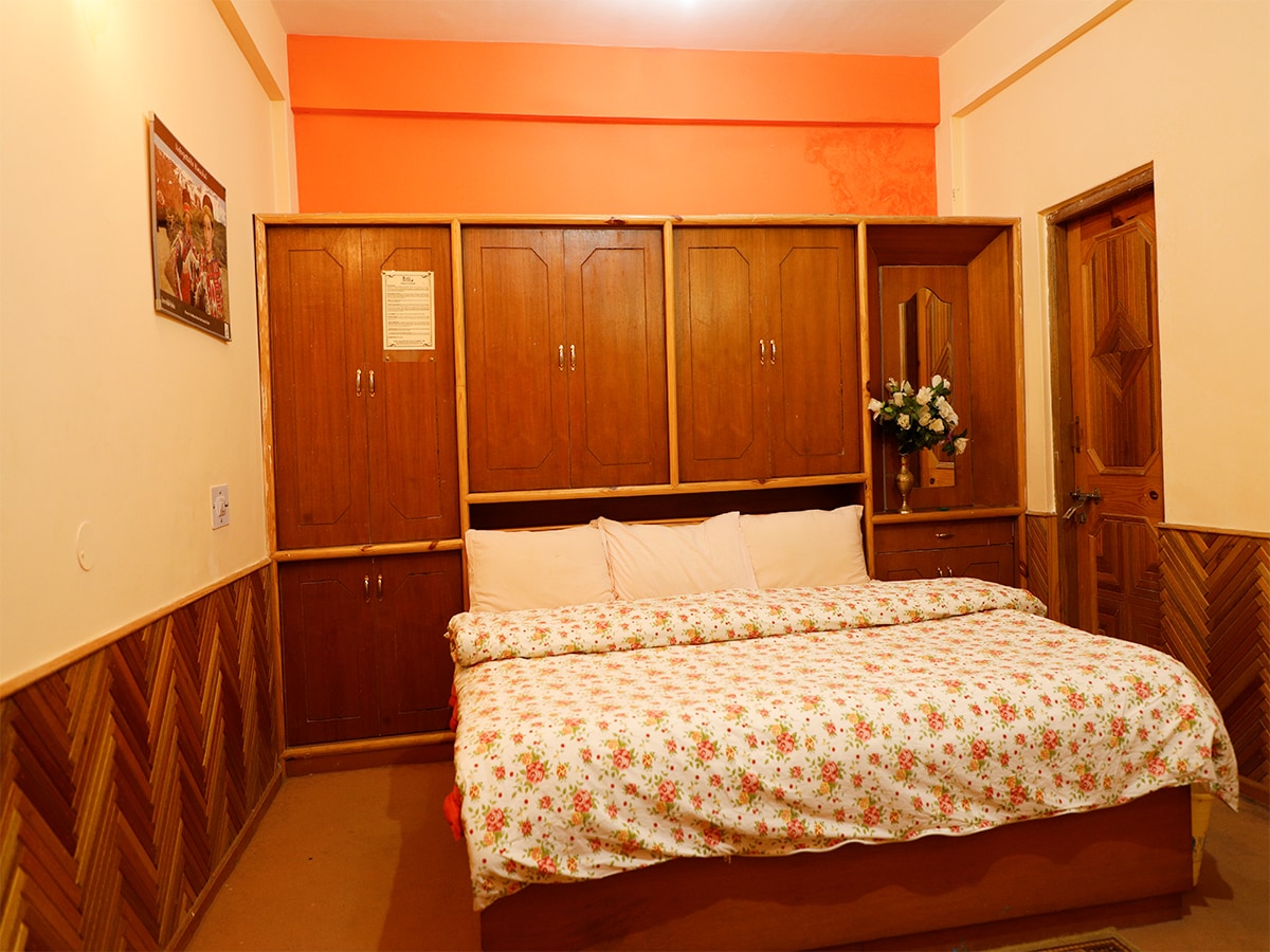 Hotel Baba Deluxe - Tap to explore photos