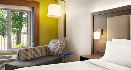 Holiday Inn Express & Suites Redding Room Type - 1 King Bed Standard