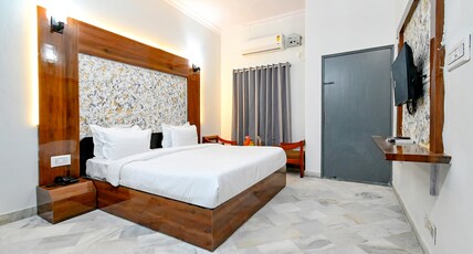 FabHotel Classic Holidays Room Type - Deluxe Room