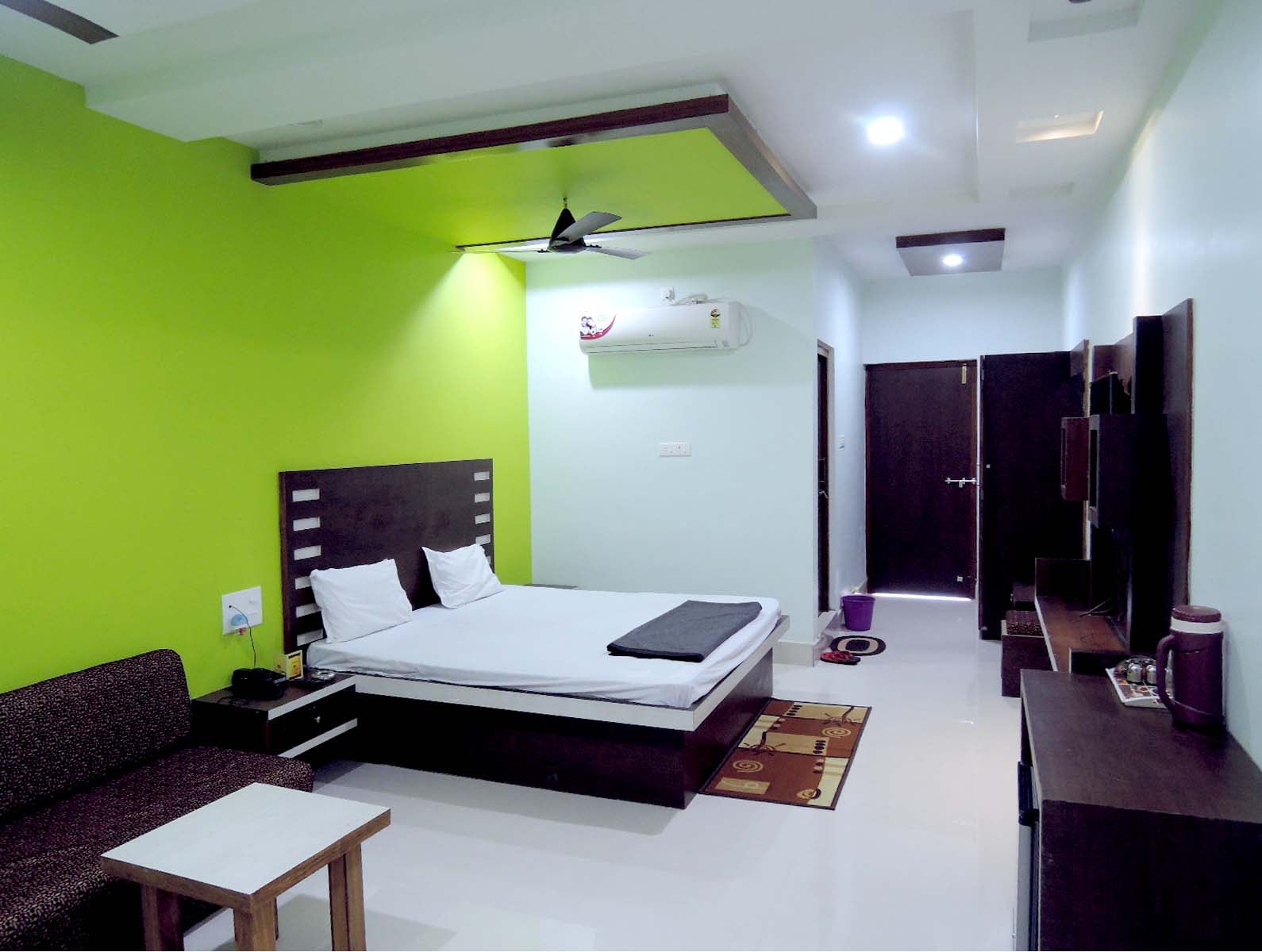 Hotel Sunshine - Tap to explore photos