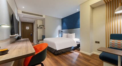 Holiday Inn Express Yichang Riverside Room Type - 1 King Bed Standard River View