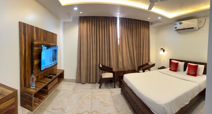 Cross Road Hotel Room Type - Deluxe Room with Garden View King Bed