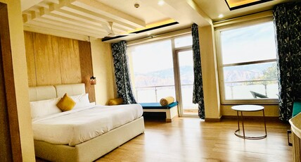 Nature's Fold | Mall Road Room Type - Family Room- Mountain View with Balcony