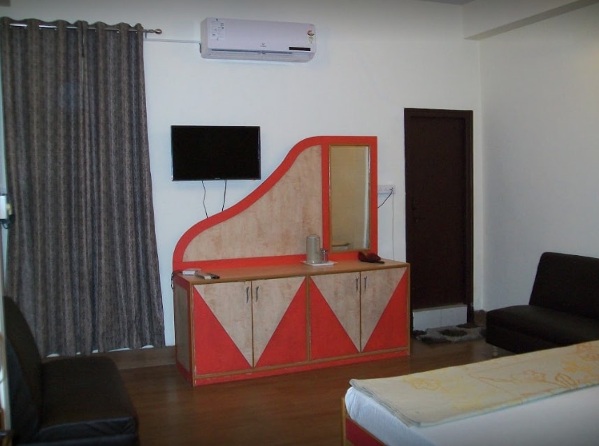 Hotel Raj Palace - Tap to explore photos