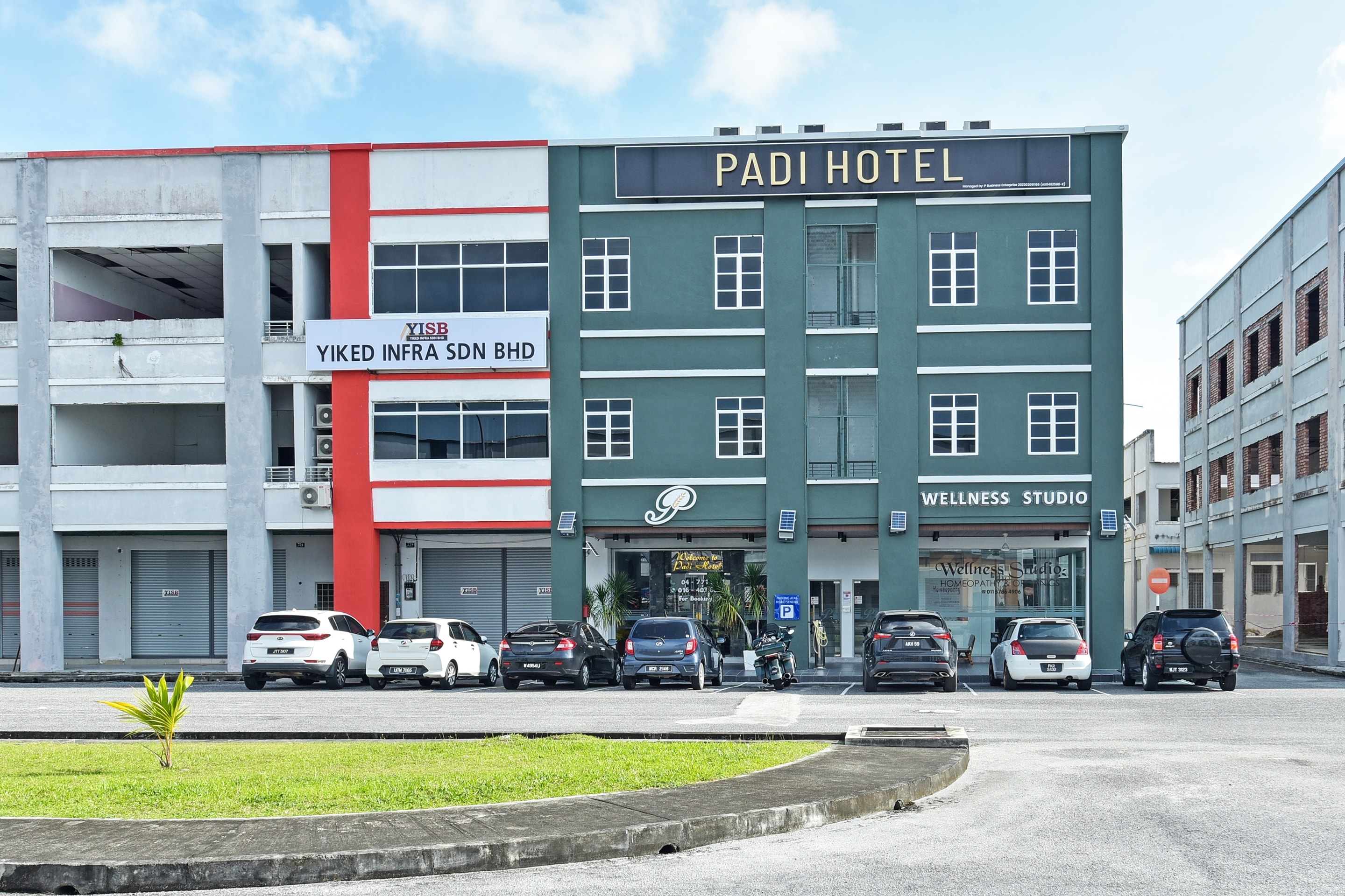Capital O 90882 Padi Hotel - Tap to explore photos