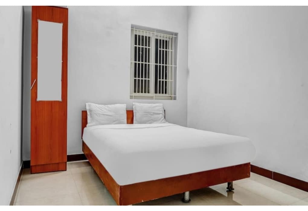 Hotel Crown Tower - Tap to explore photos