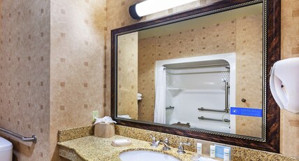 Hampton Inn & Suites by Hilton Tulsa North/Owasso Room Type - 1 KNG ACCESSIBLE TUB NS