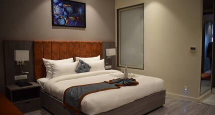 Hotel Deep Clarks Inn Lucknow Room Type - Deluxe Room