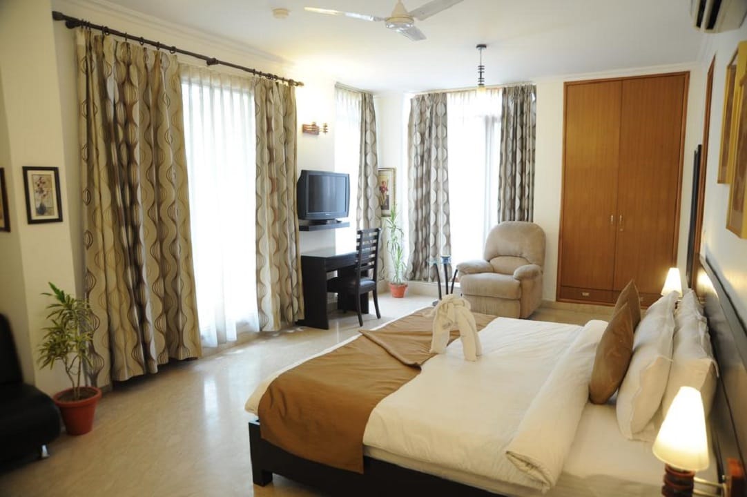 Elegant 2BHK Stay in Green Park - Tap to explore photos