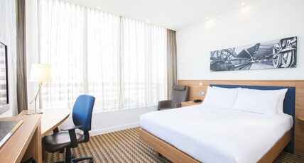 Hampton by Hilton Amsterdam / Arena Boulevard Room Type - QUEEN ROOM NON SMOKING Hampton by Hilton Amsterdam / Arena Boulevard Room Type - QUEEN ROOM NON SMOKING