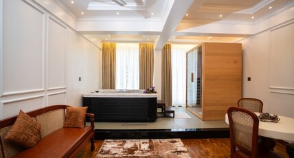 Hotel C7 Munnar Room Type - Royal suite with Jacuzzi and Balcony