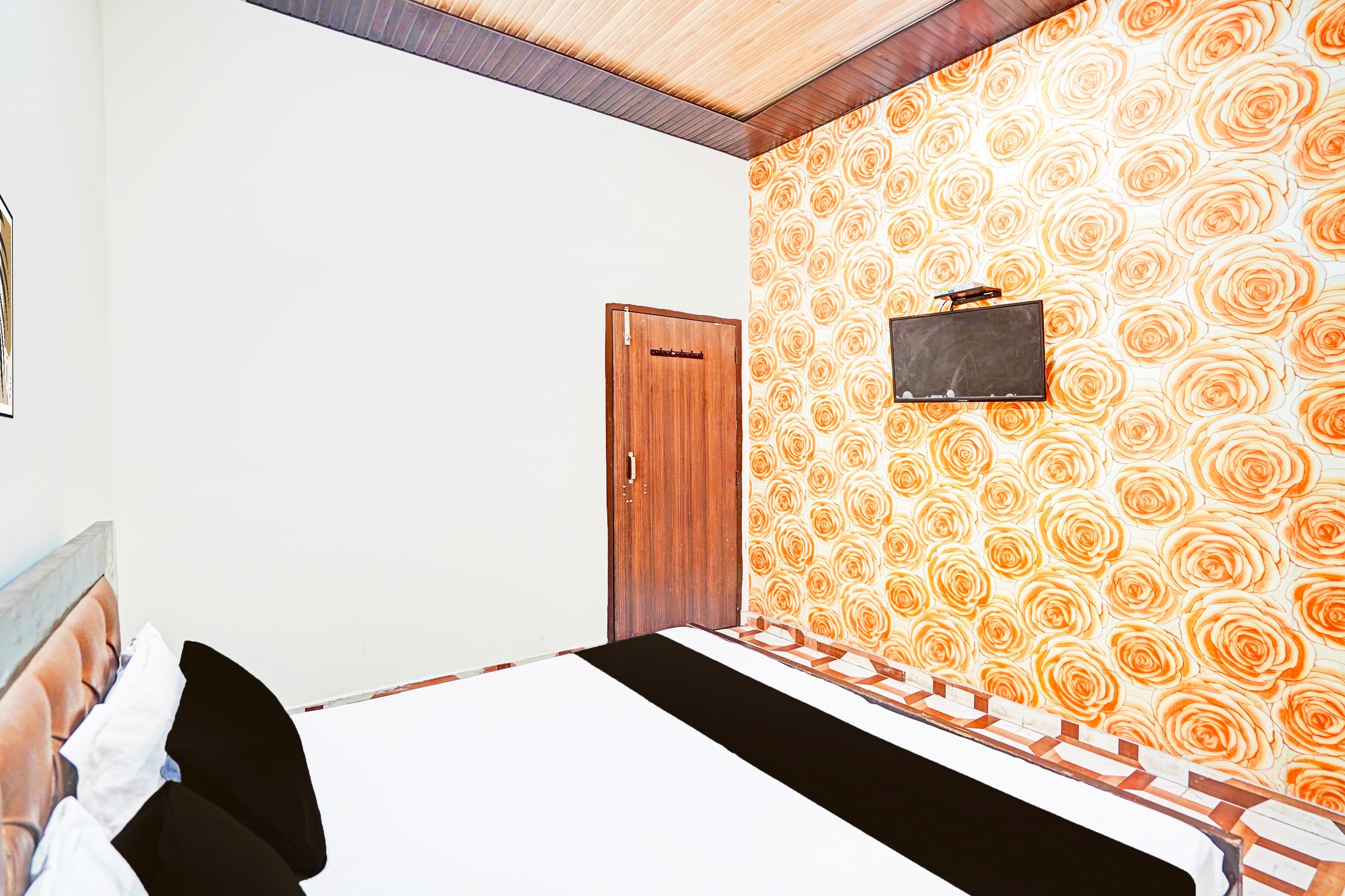 Hotel O BHIMPURI MEMORIAL HOLY STAY - Tap to explore photos