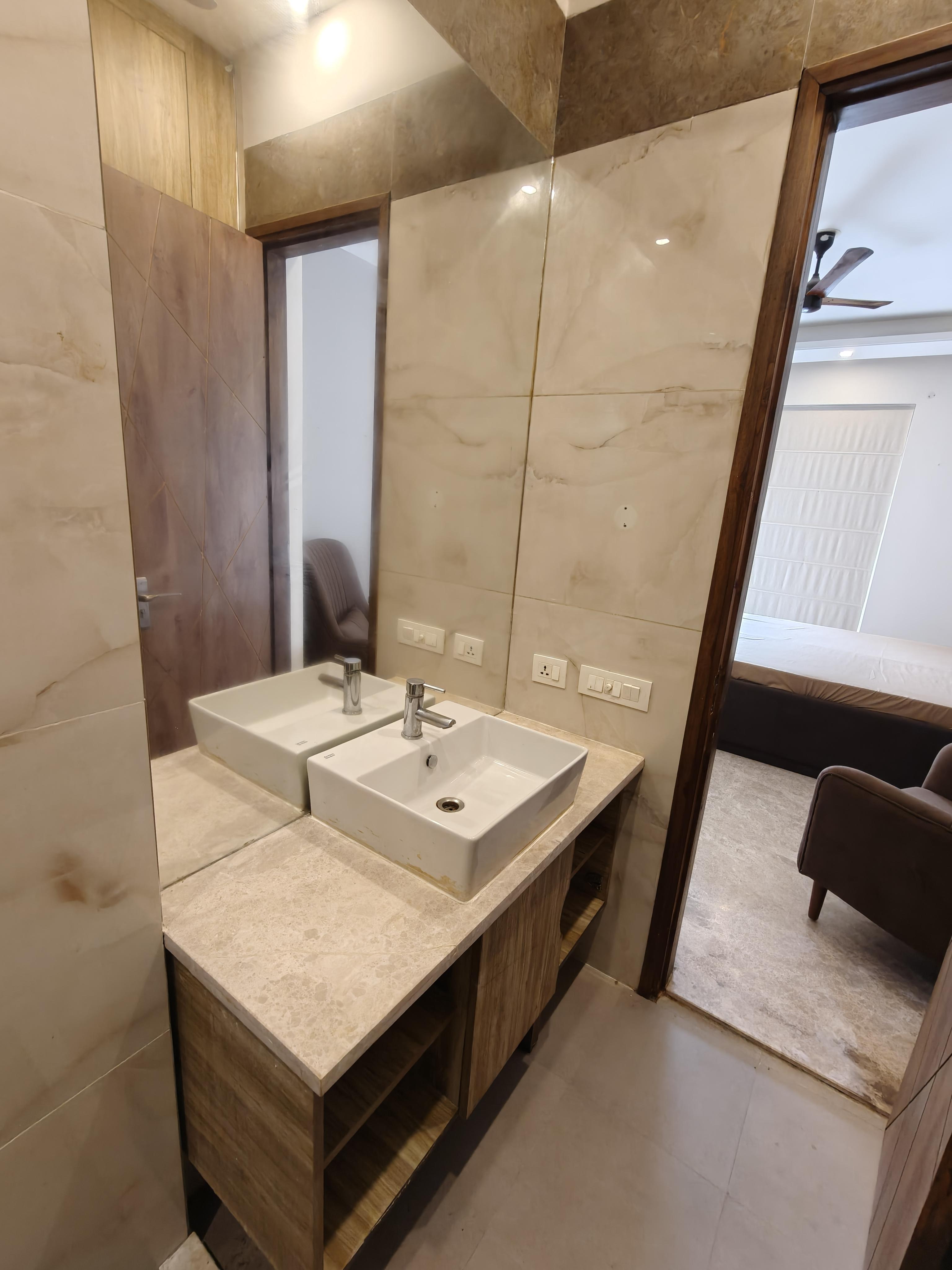 Luxury Room 2 with Ensuite in Sec 34D Chandigarh - Tap to explore photos