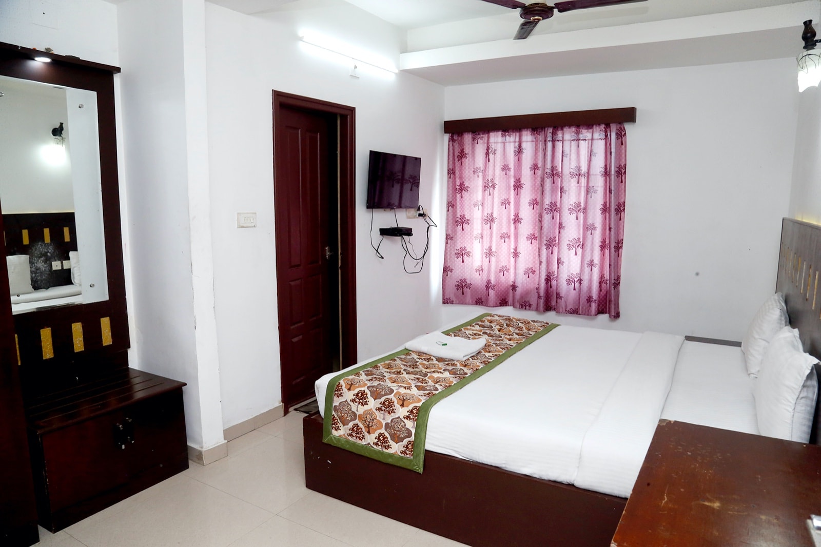 Hotel Metro Kochin - Tap to explore photos