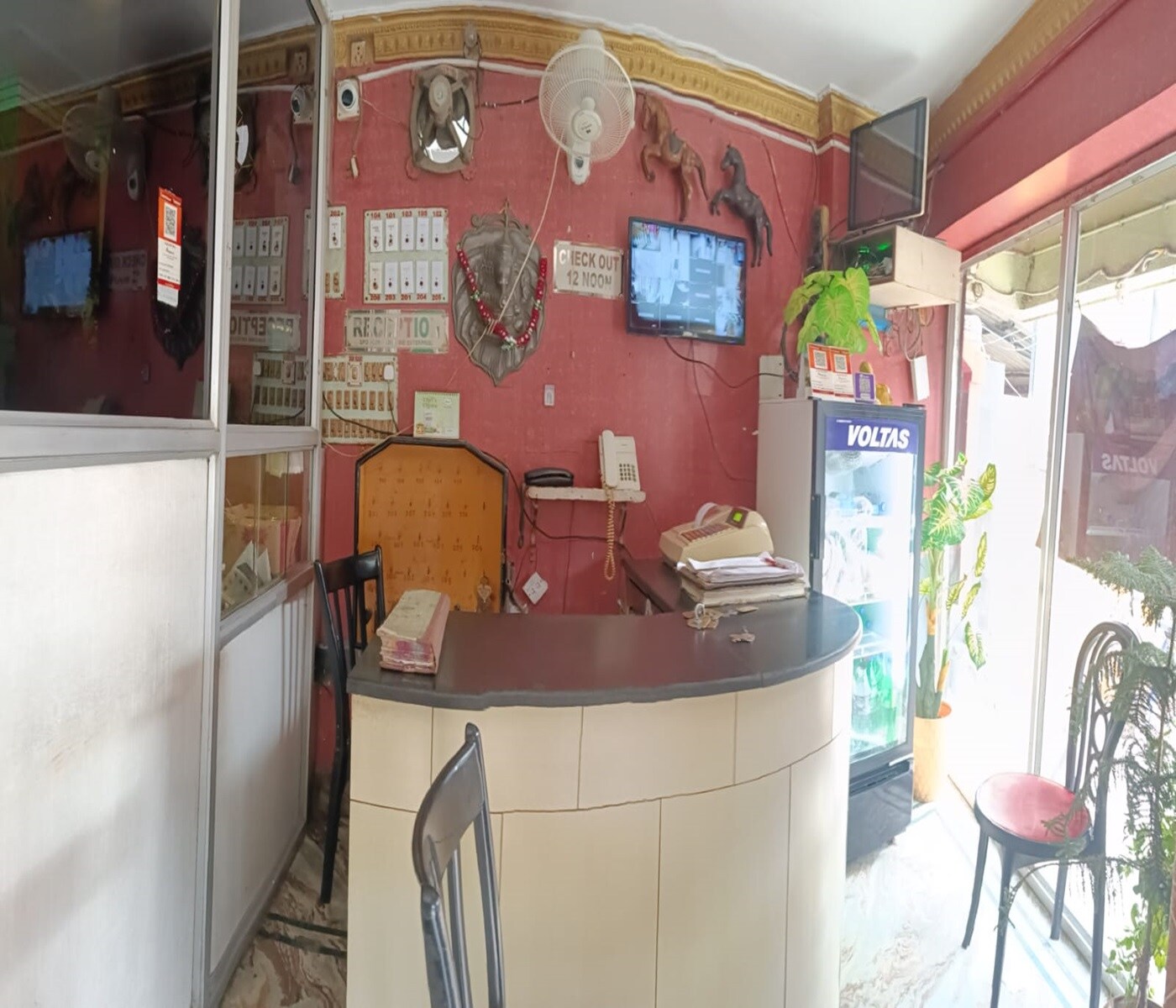 Hotel Shine - Tap to explore photos