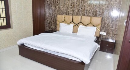Crown Plaza and Restaurant Room Type - Deluxe Room