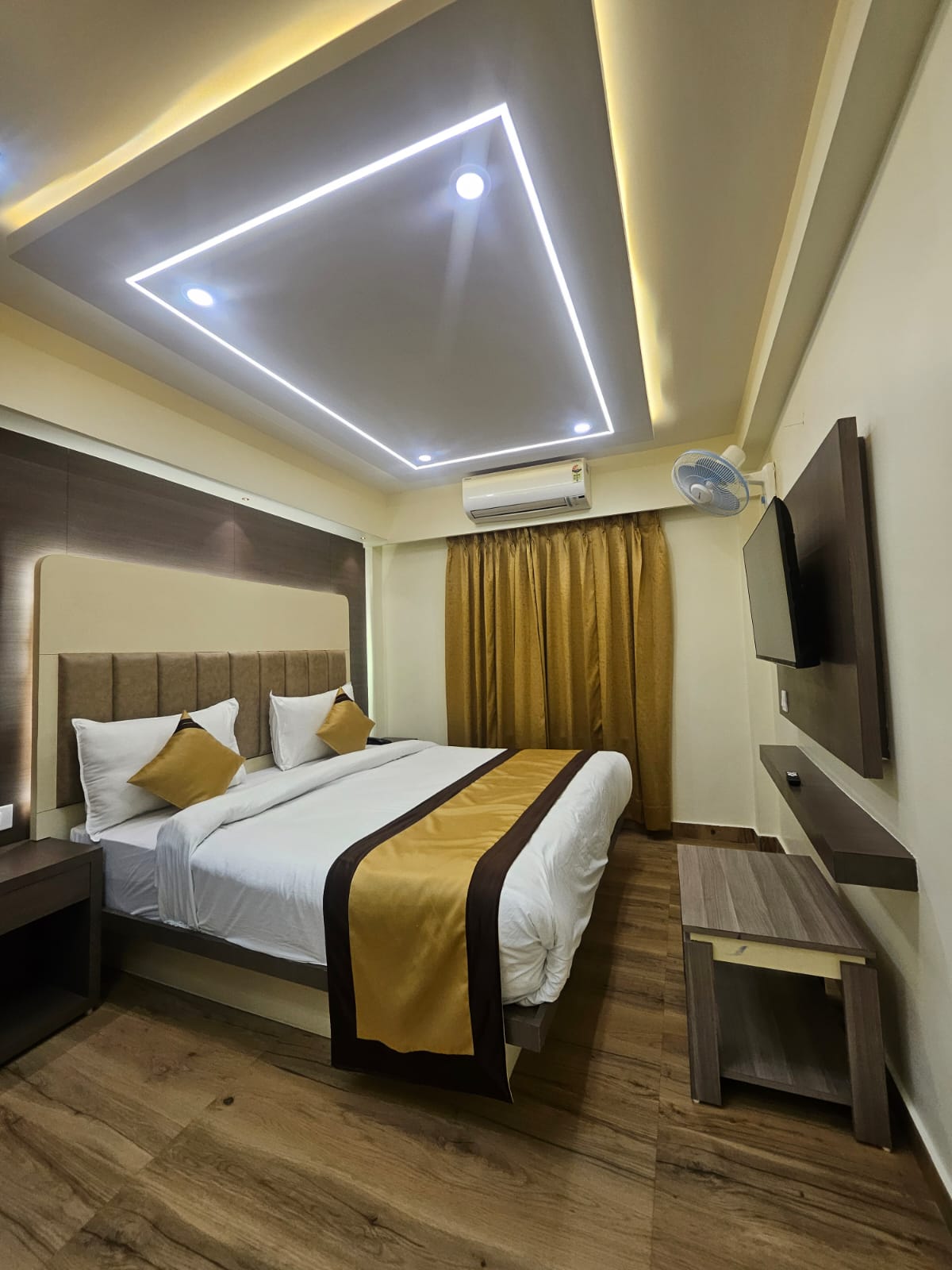 Hotel Veda Inn - Tap to explore photos