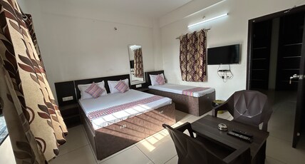 Shakti hostel&hotel Room Type - Deluxe Room Ac 3 Bedroom