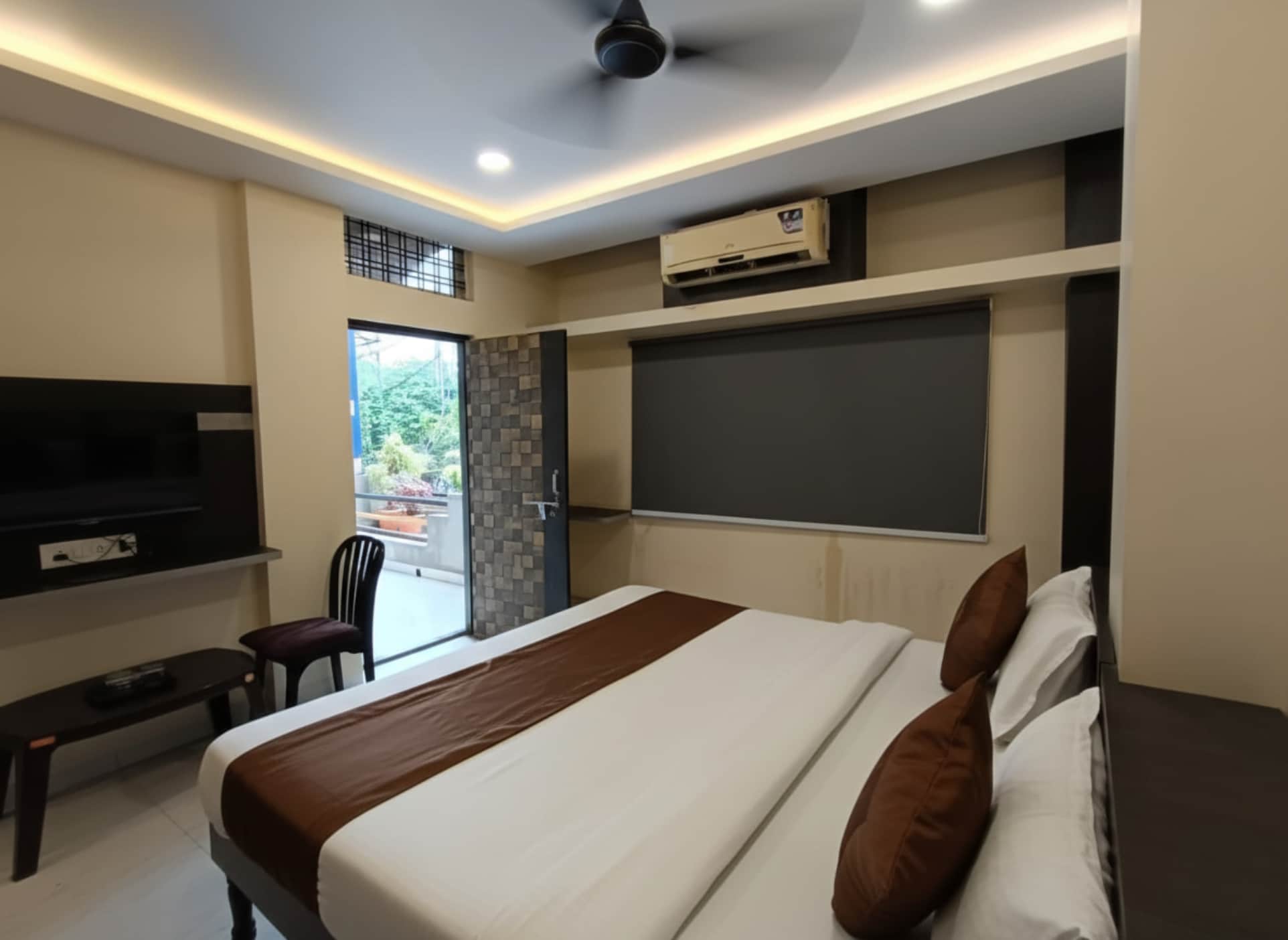 Jai Ambe Hotel - Tap to explore photos